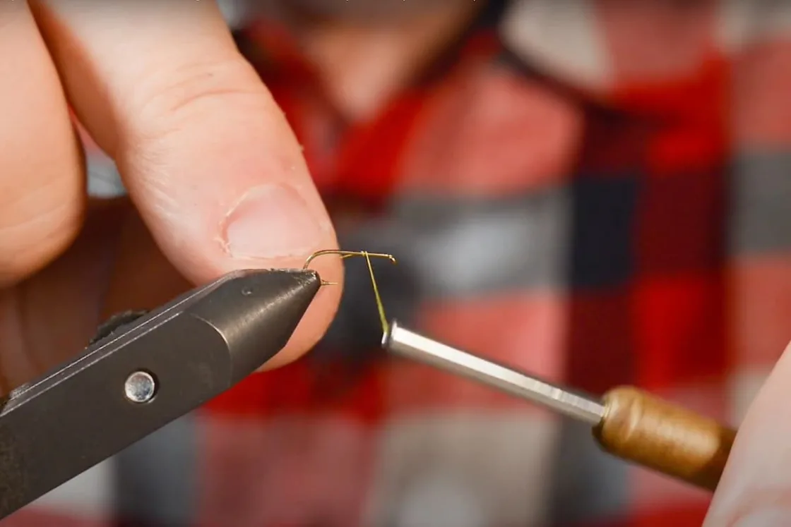 Fixation du fil sur l'étau de montage