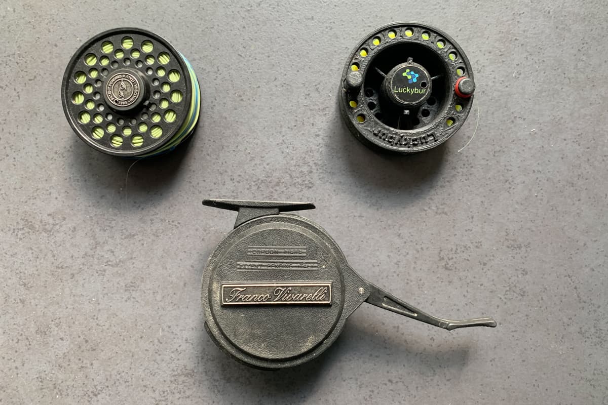 Doté de série d'une bobine "mouche' (à gauche), le moulinet semi-automatique Vivarelli peut également être équipé d'une bobine "toc", comme celle proposée par Luckybur (à droite).