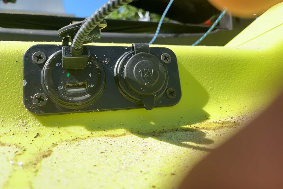 équiper un kayak de pêche : l'alimentation électrique