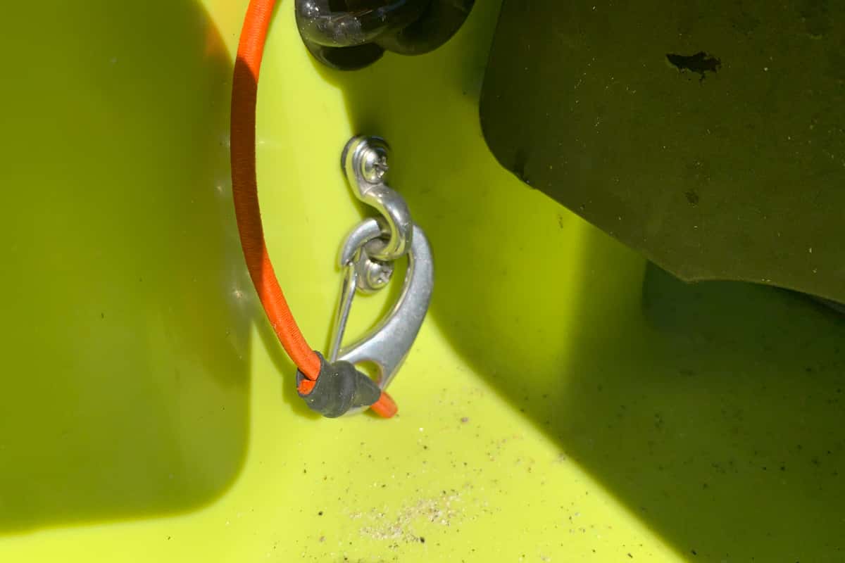 Pontet inox de ifxation pour sécuriser son matériel dans le kayak