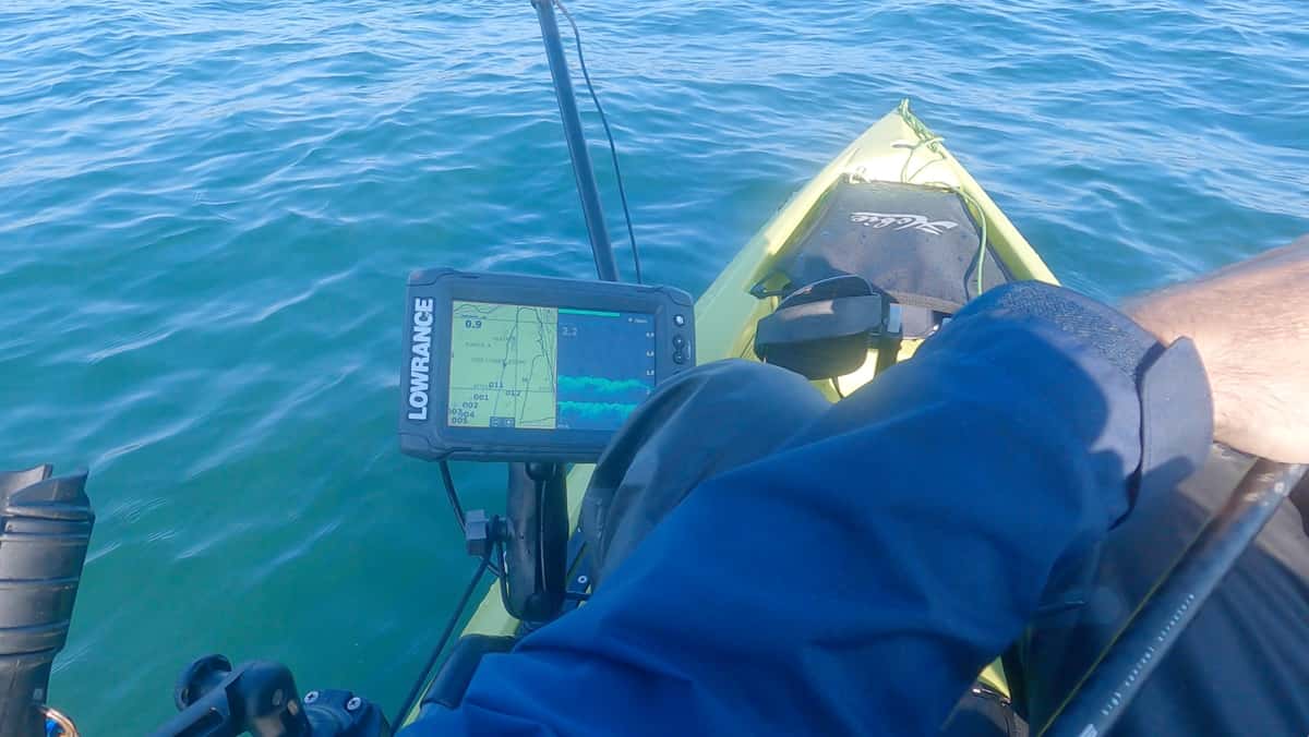 équiper un kayak de pêche : l'installation du sondeur