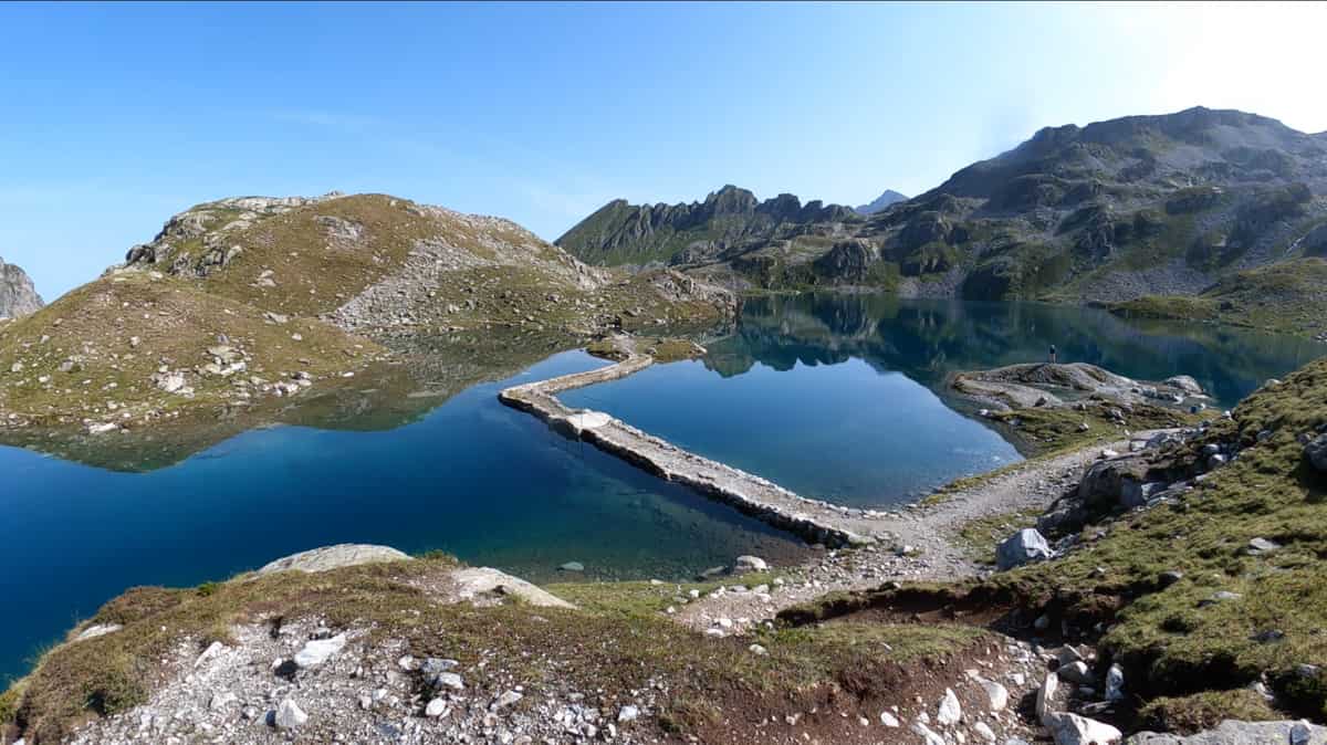 Pêche bivouac en lac de montagne, au lac de la Motte, sur le plateau des Sept-Laux, en Isère