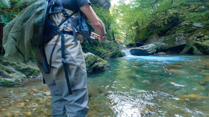 Les waders de pêche demeurent une valeur sûre pour la pêche en rivière sauvage.