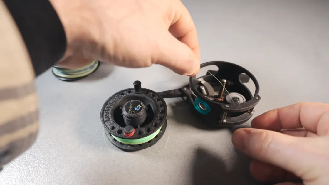 Installation d'une bobine nylon pour un montage nymphe au fil à l'espagnole